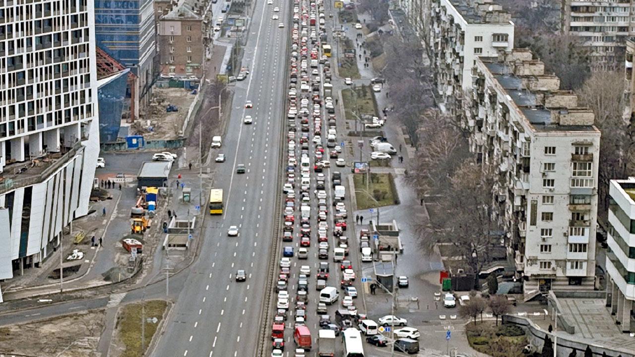 戰火無情｜民眾踩單車慘遭炮擊 基輔大逃亡地鐵站成防空洞