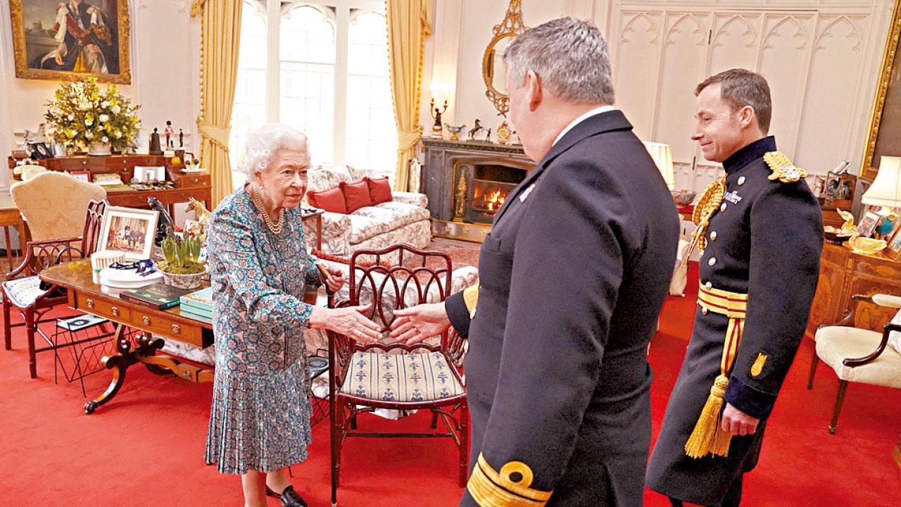 有輕微病徵 95歲英女王確診