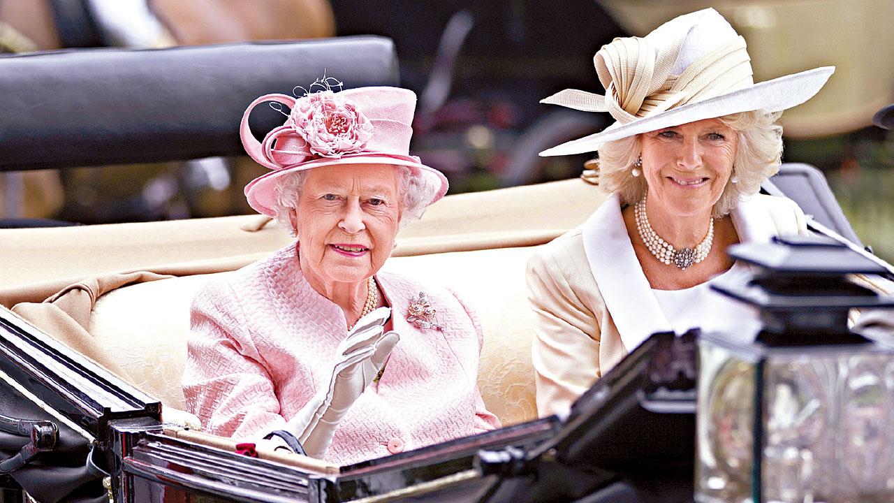 英女王(左)在卡米拉(右)嫁入王室17年後肯定其地位。(美聯社、路透社)