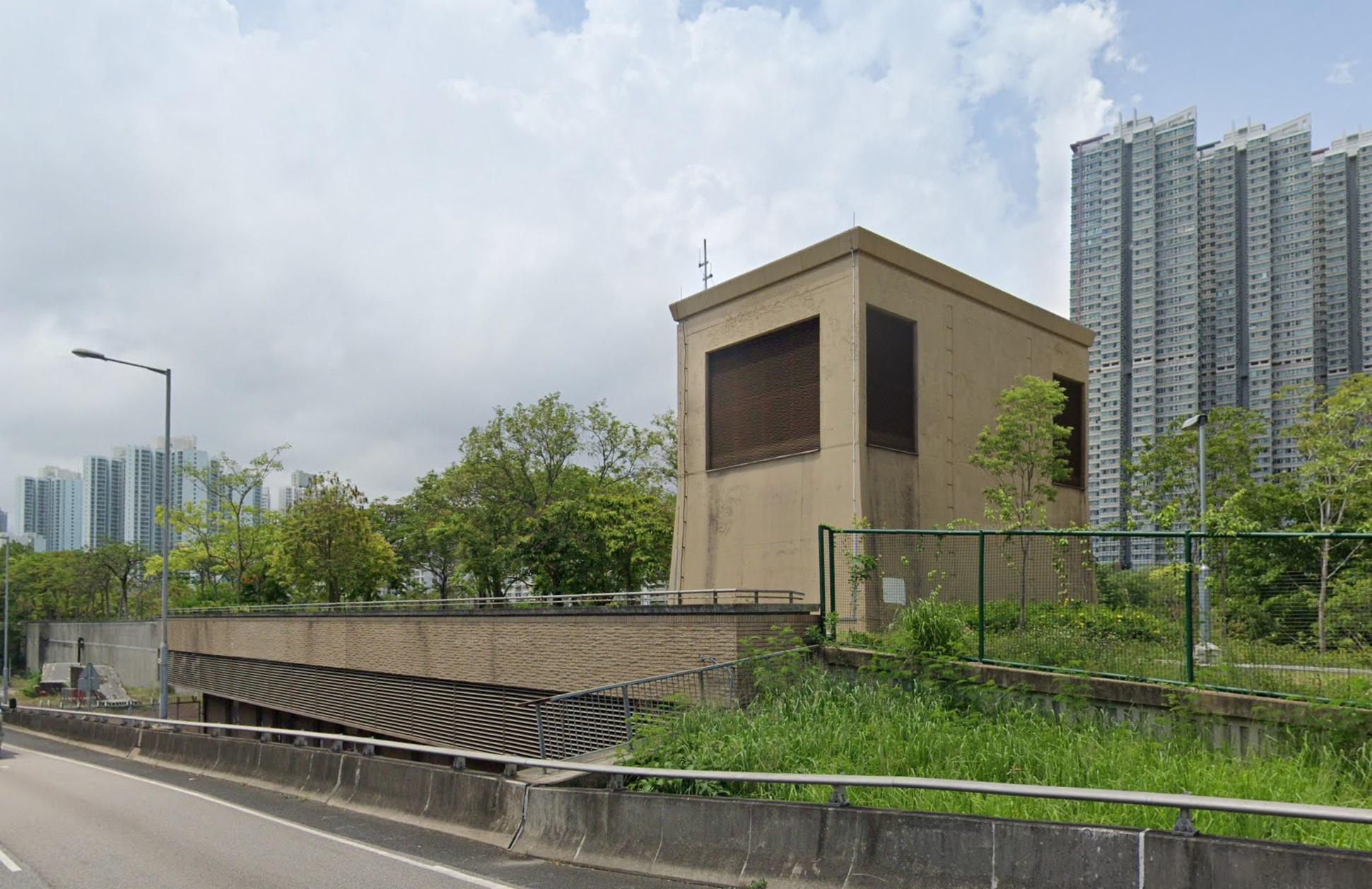 一名中年男子涉嫌進入深水埗南昌公園港鐵通風樓範圍偷鐵架被捕。圖為南昌公園港鐵通風樓範圍。(資料圖片)