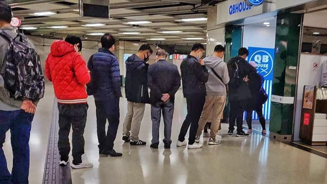 政府規定髮型屋等周四起需要關閉，網上有圖片顯示市民趕在措施生效前排隊剪髮。(香港高登圖片)