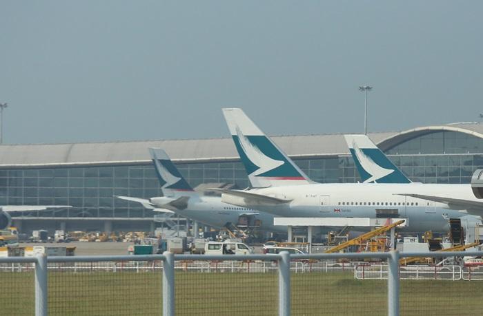 國泰兩名前員工涉嫌違反防疫規例，在隔離期間外出，他們繼續准保釋押後至4月7日再訊。