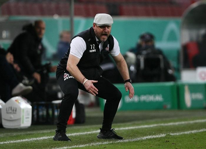 科隆主帥鮑加特即使在家中隔離觀戰，仍然不減熱情。(路透社)