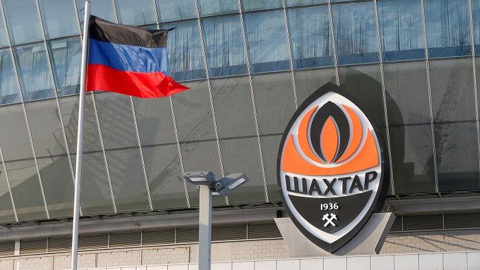 原屬薩克達的頓巴斯球場外，掛起了頓涅茨克獨立組織的旗幟。(路透社)