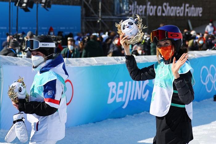 美國長大的谷愛凌在女子自由滑雪的大跳台項目，反勝對手奪得金牌。(路透社)