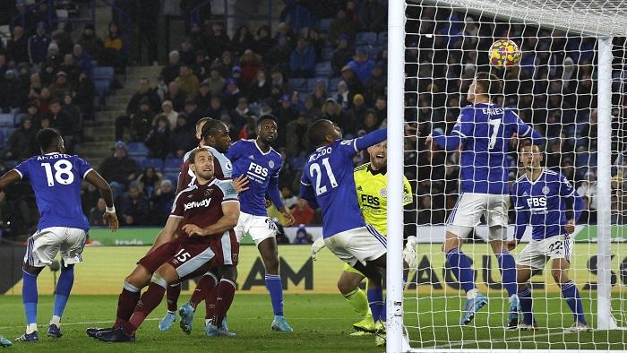 奇治戴臣補時接應角球，頭槌頂入為韋斯咸迫和李斯射城。(路透社)