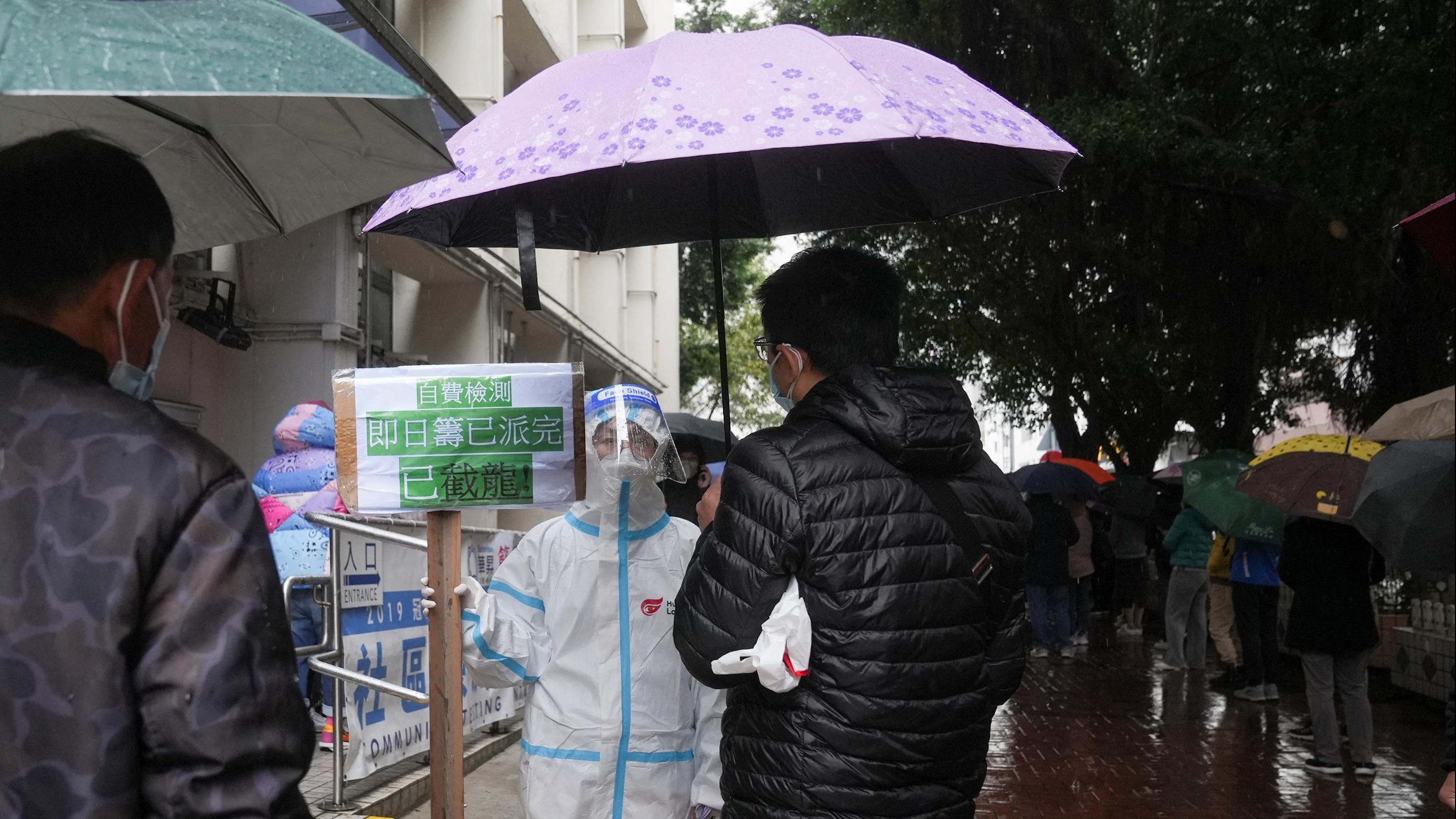 市民冒著寒雨排隊檢測病毒。