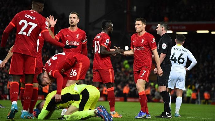 大勝6:0的利物浦，羅拔臣都先安慰對方年輕門將的梅斯利亞。(路透社)