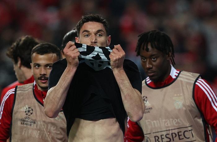 耶梅卓克入球後展示印上烏克蘭國家隊徽的上衣。(路透社)