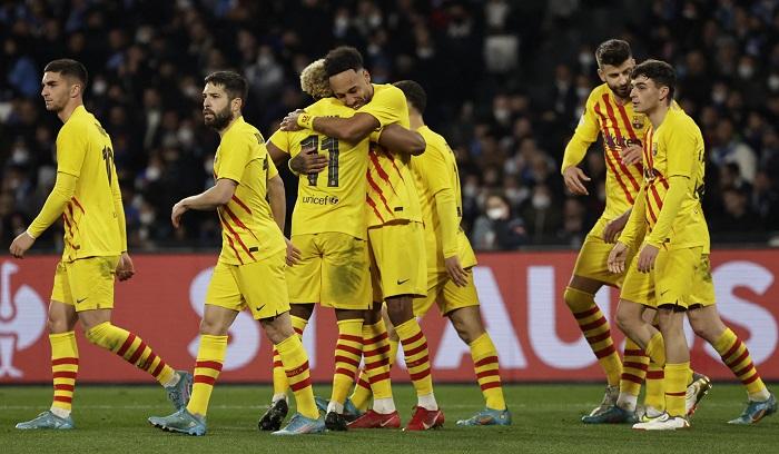 巴塞以4:2擊敗拿玻里，成功晉級歐霸16強。(路透社)