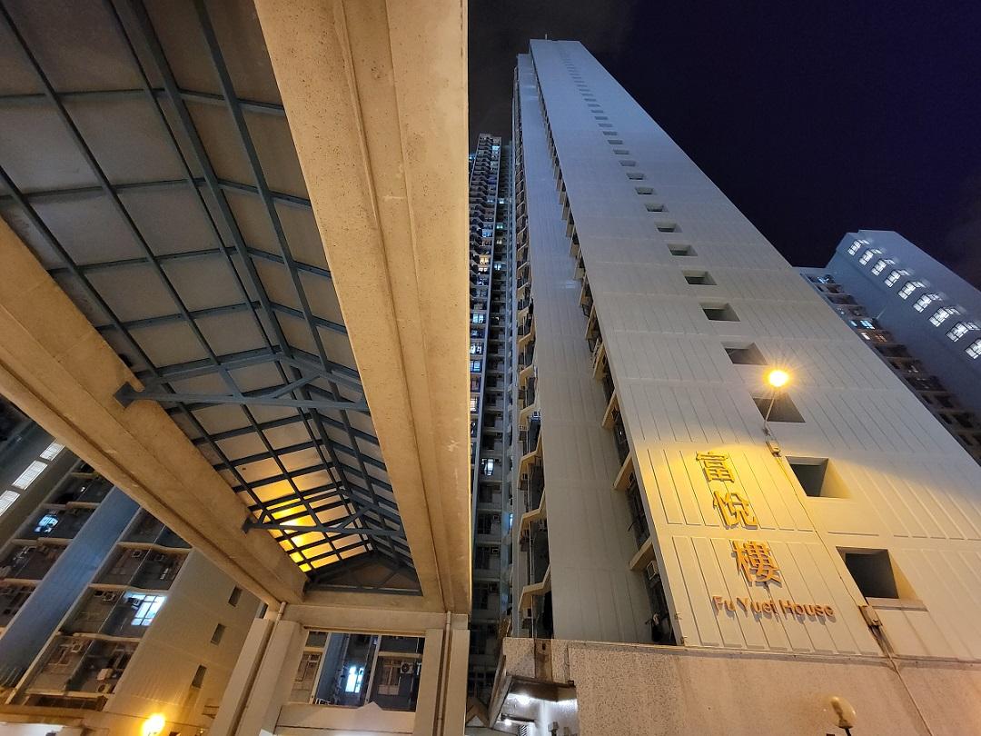 富昌邨富悅樓上月被圍封。(資料圖片／鍾式明攝)