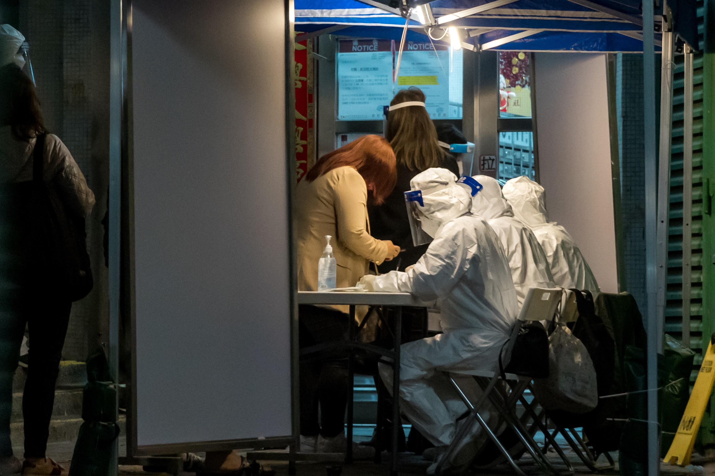 屯門良景邨良傑樓及良偉樓。(資料圖片／莊振邦攝)