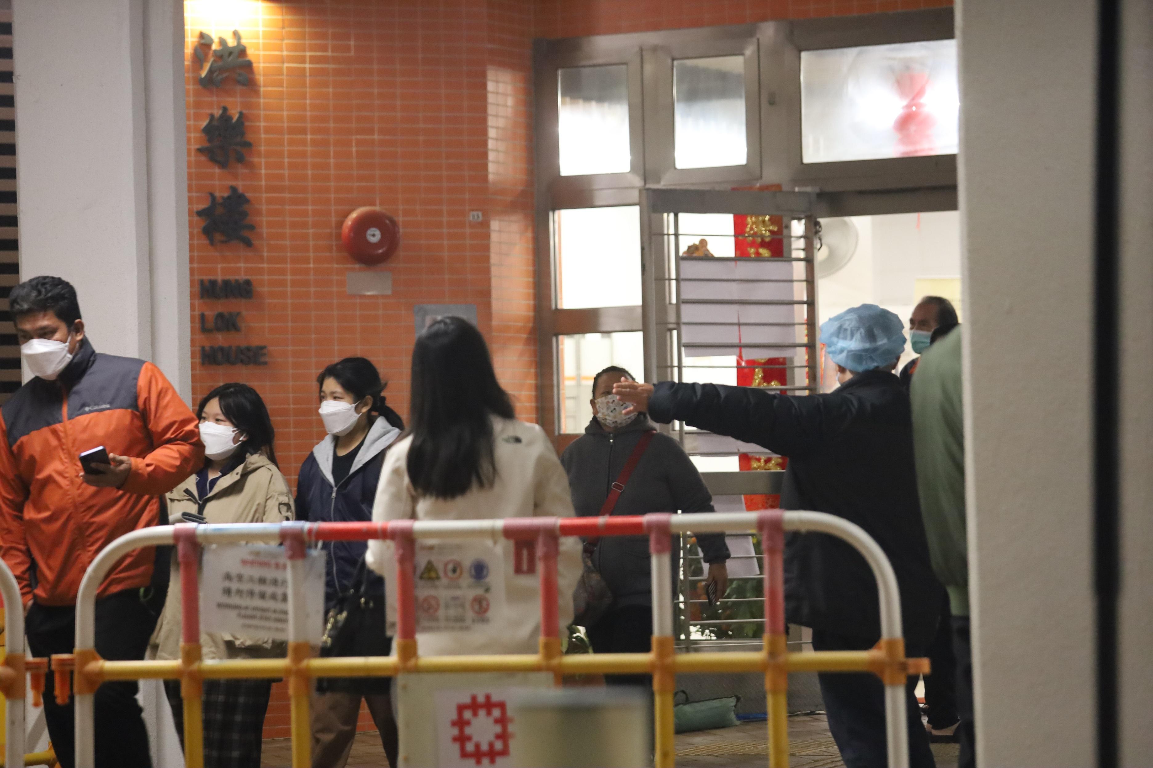 洪水橋洪福邨洪樂樓圍封檢測。(資料圖片／鍾式明攝)