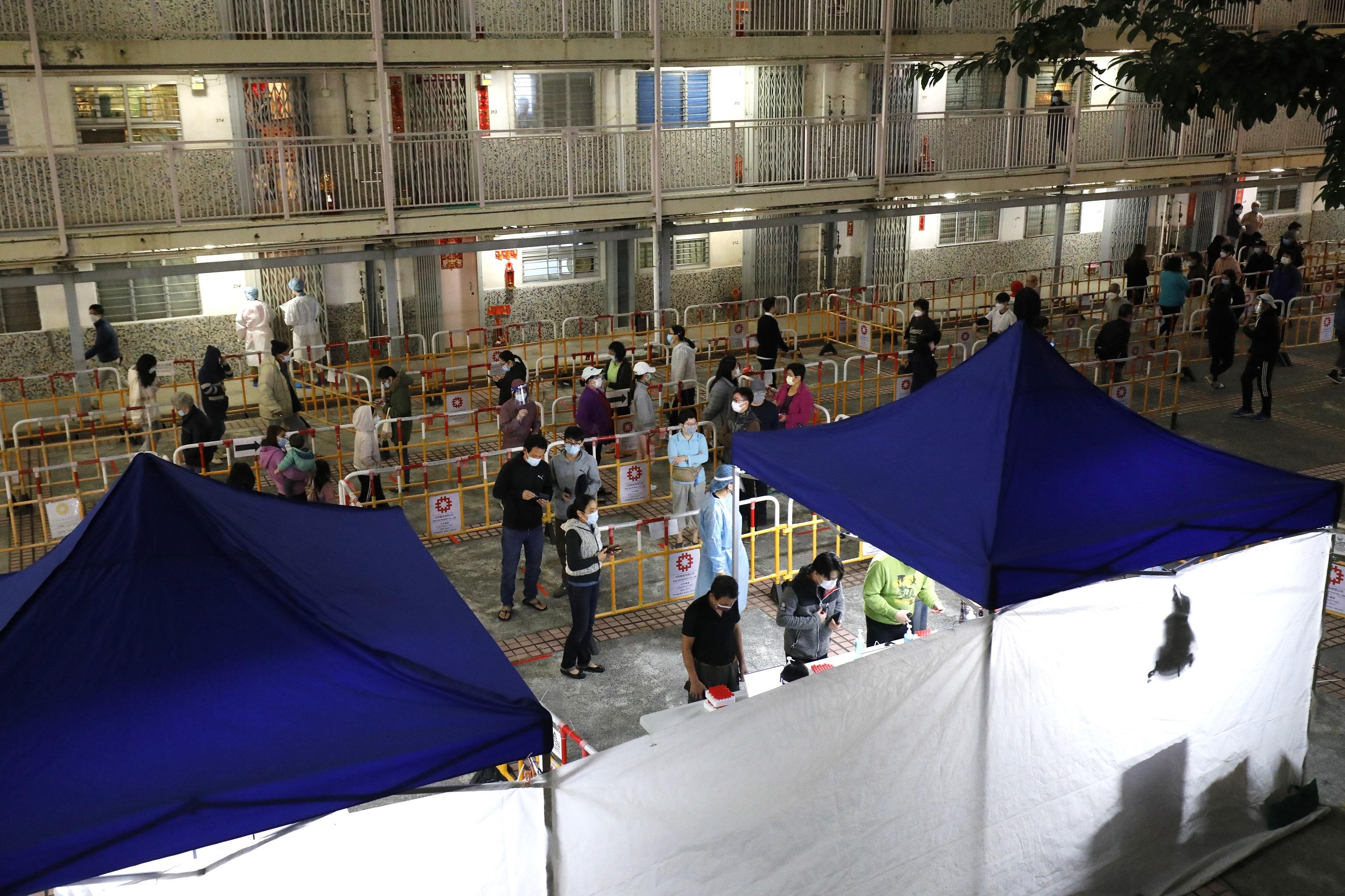 香港仔華富(一)邨華裕樓圍封檢測。(資料圖片／林俊源攝)