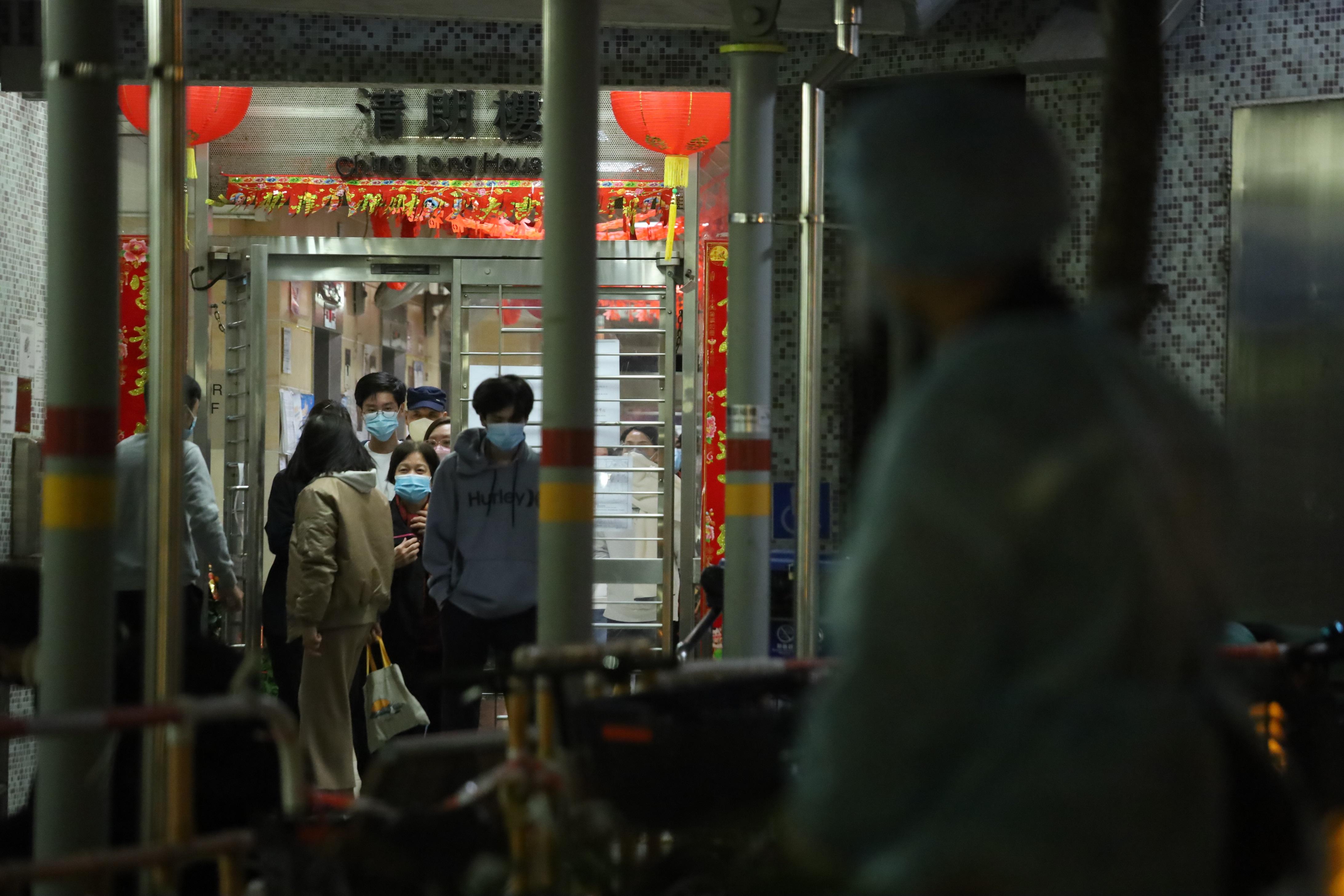 上水清河邨清朗樓圍封檢測。(資料圖片／鍾式明攝)