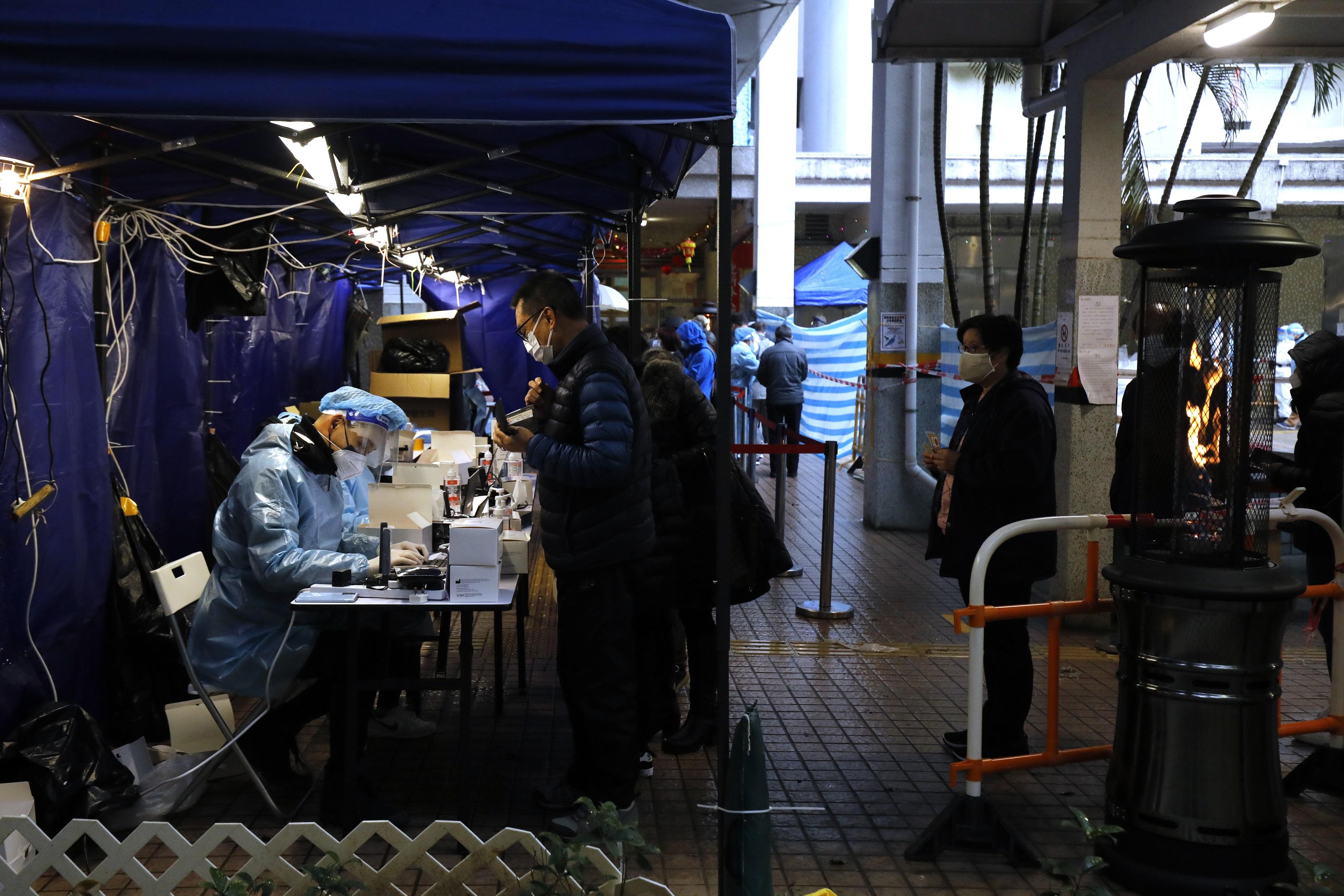 馬鞍山頌安邨頌和樓圍封檢測。(資料圖片／林俊源攝)