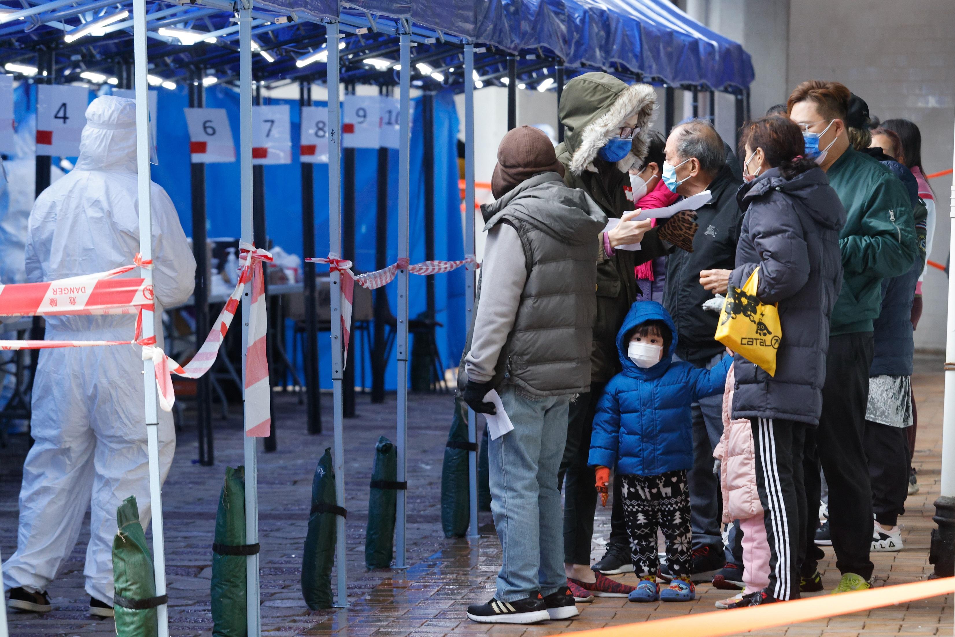 馬鞍山恆安邨恆峰樓圍封檢測。(資料圖片／蘇文傑攝)