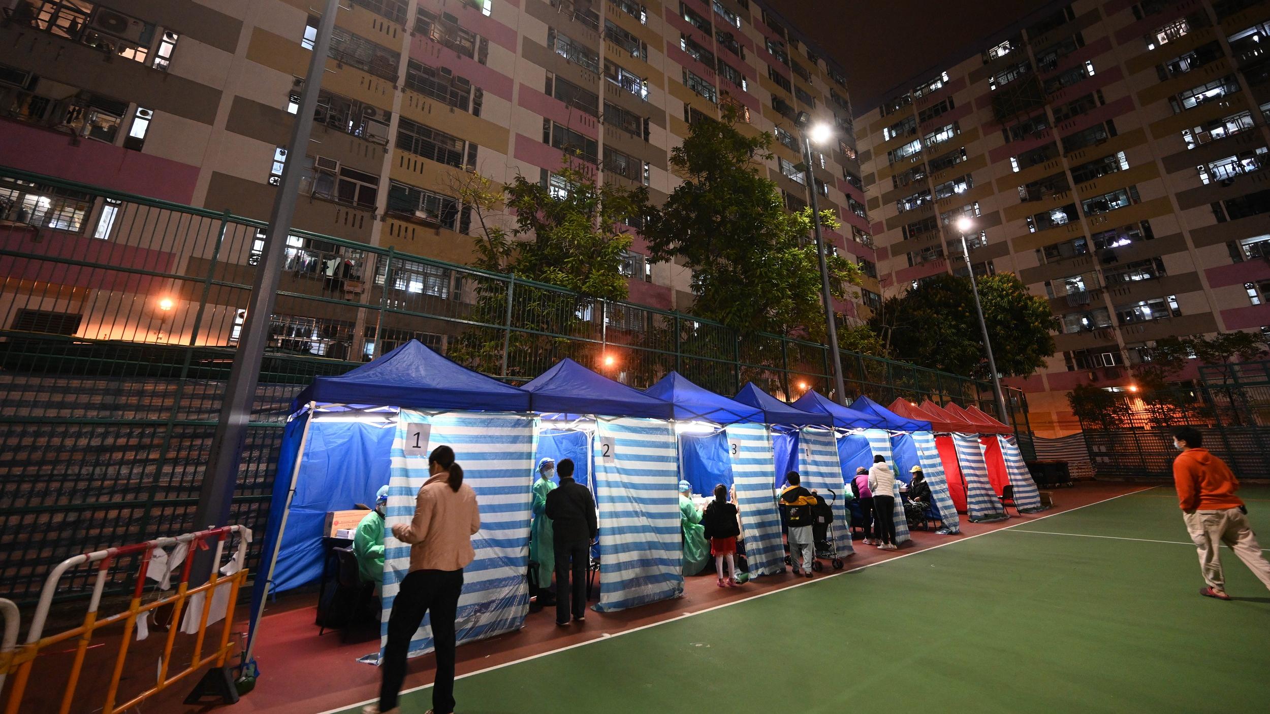 政府宣布延長石硤尾邨第21座的強檢行動。(政府新聞處圖片)