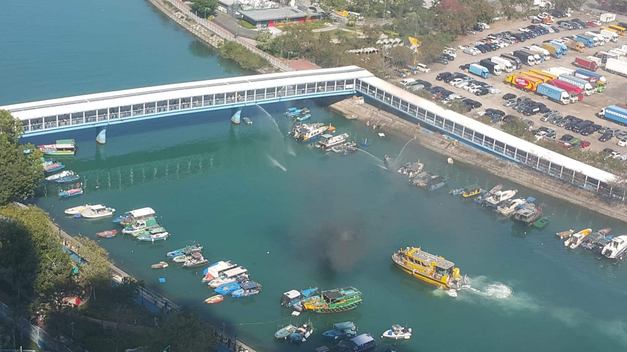 屯門今日下午有船隻起火。(屯門友Facebook)