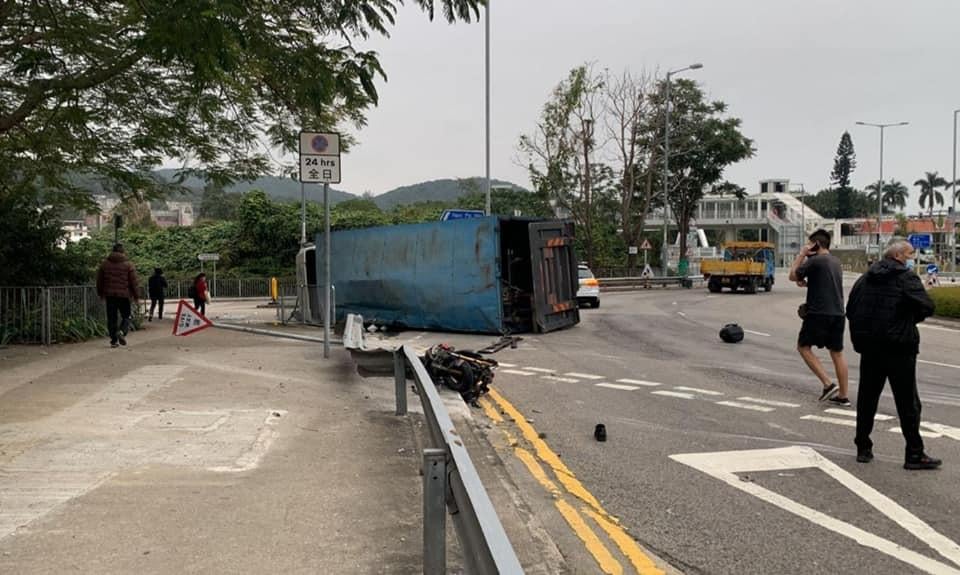 西貢貨車迴旋處撼電單車翻側，涉事電單車被撞至路邊。