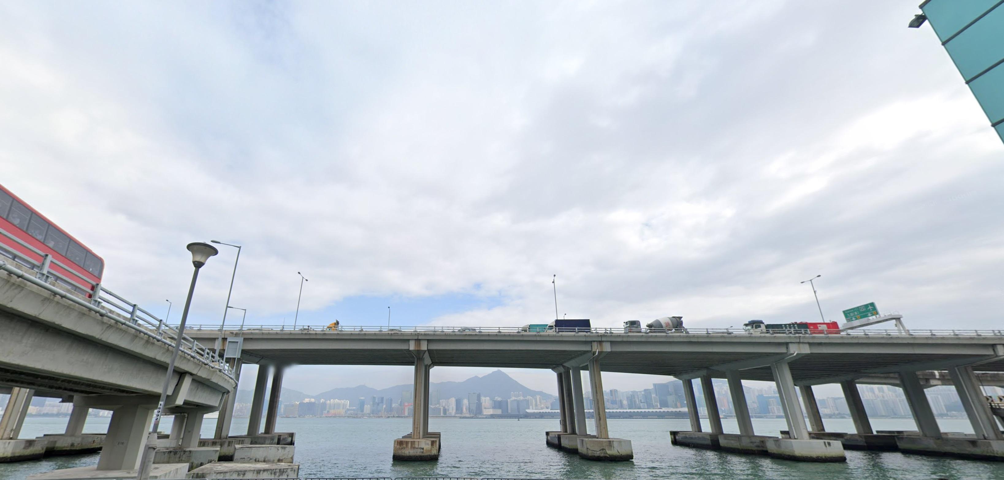 北角嘉華國際中心對開海面今早發現有男子載浮載沉，送院搶救後證實不治。圖為嘉華國際中心對開海面。(網上截圖)