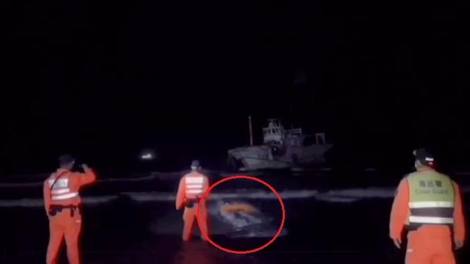 海巡署近日出動遙控救生圈救人。(互聯網)