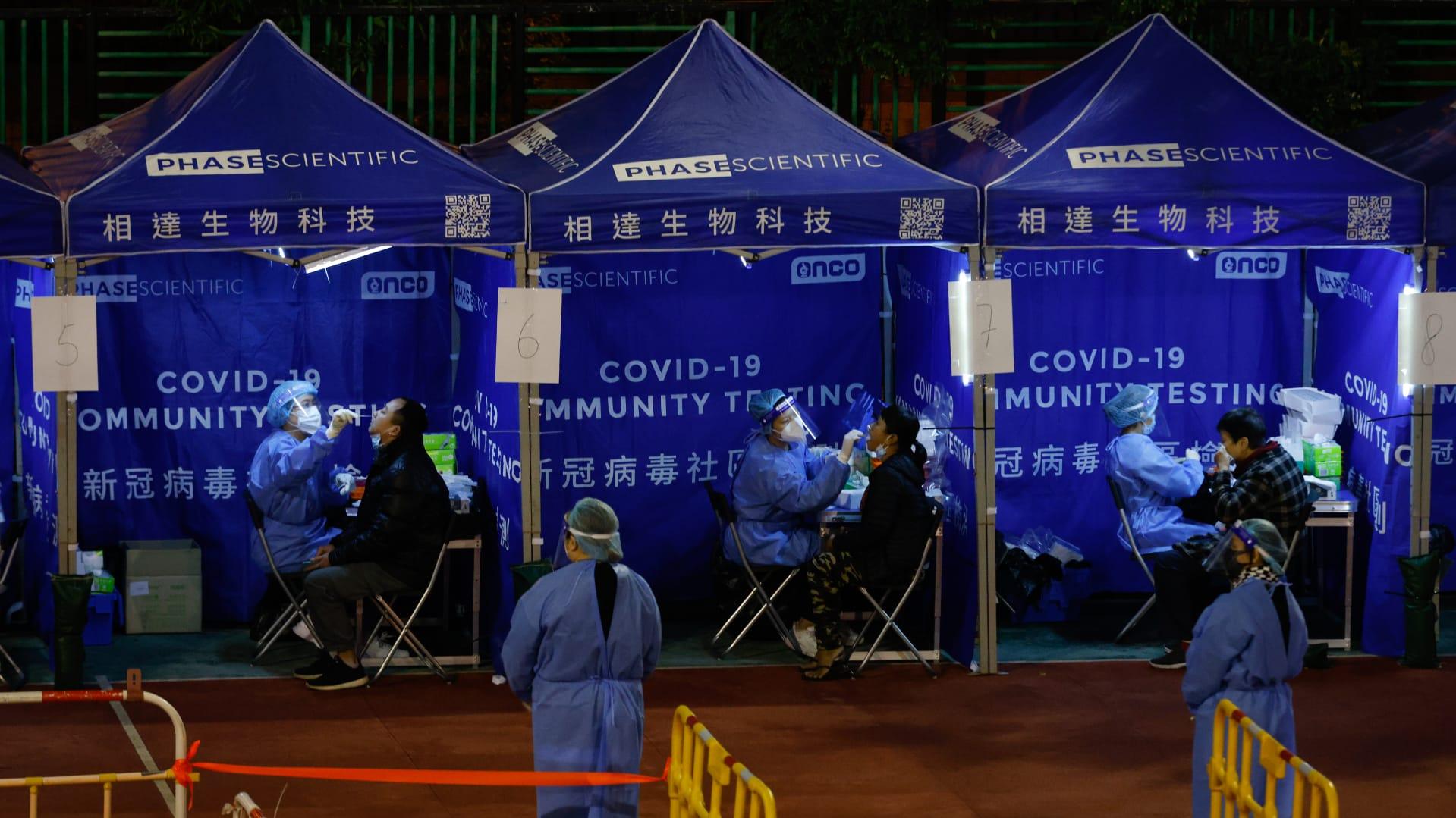 民政署設立100條熱線，今日開始為「居安抗疫」人士服務。圖為市民接受檢測。