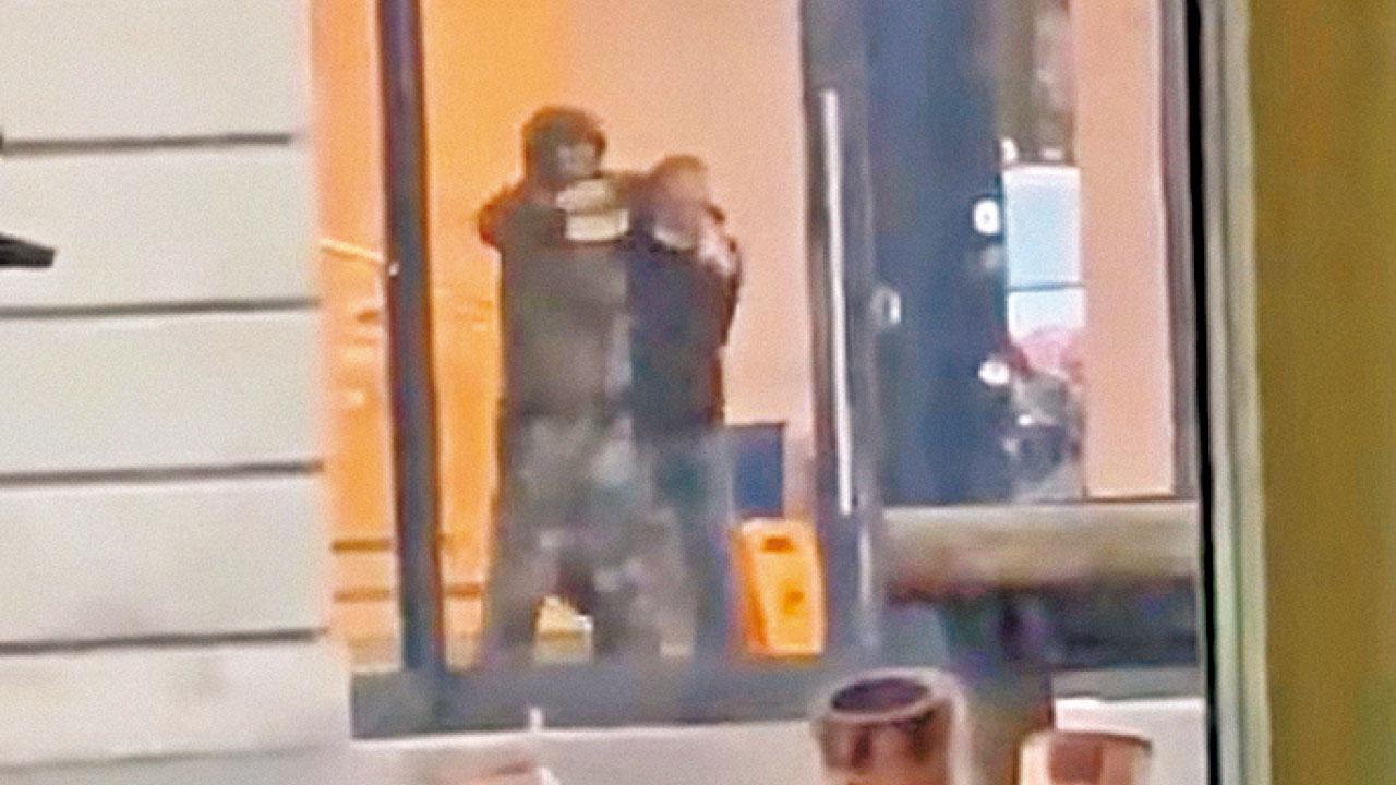 闖荷蘭蘋果旗艦店挾持人質 槍手遭警車撞飛就擒 