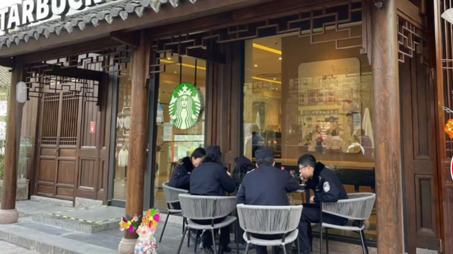 重慶有星巴克分店趕走在門外座位吃飯的警員。(互聯網)