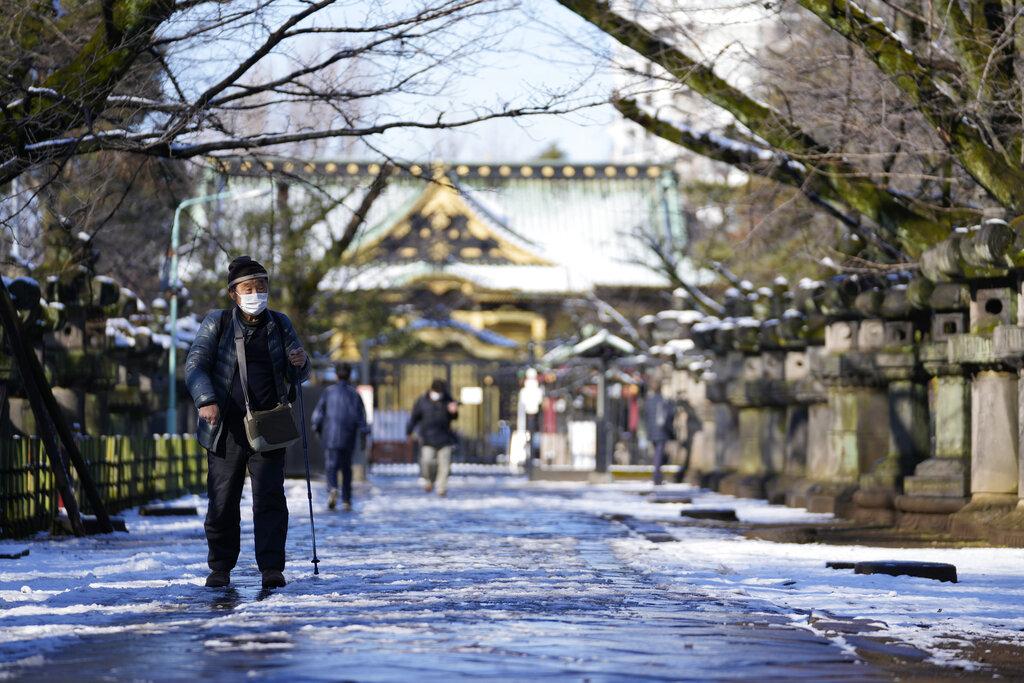 日本多處疫情雖然緩和，但死亡人數仍然高企。(美聯社)