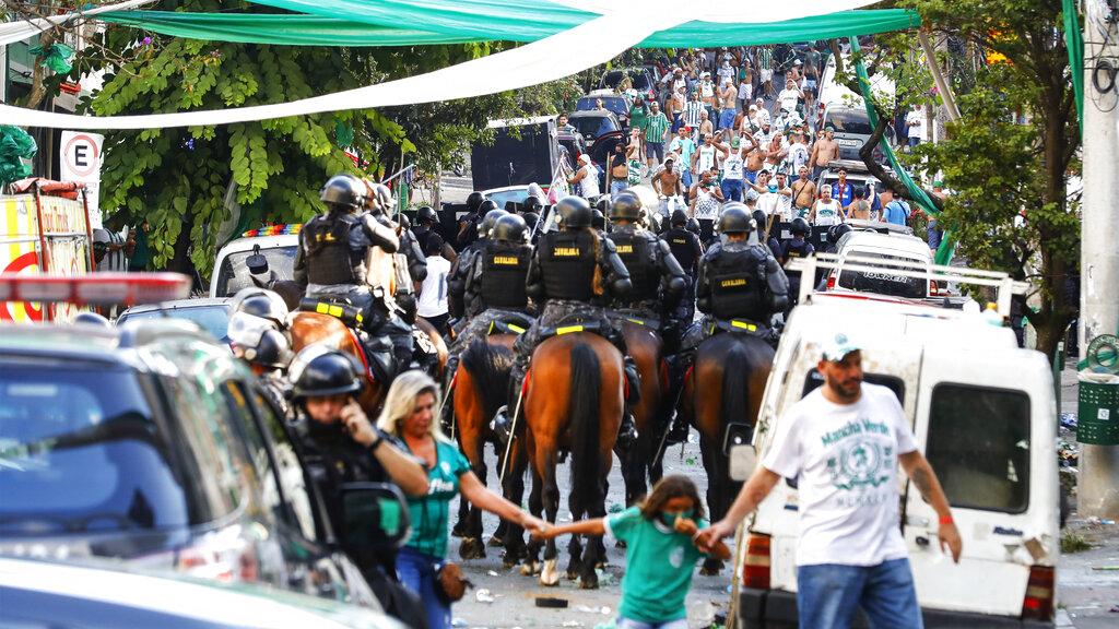 大批球迷在彭美拉斯主場外看直播，事後引發騷亂，需防暴警察維持秩序。(美聯社)