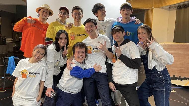 《IT狗》眾演員大合照。