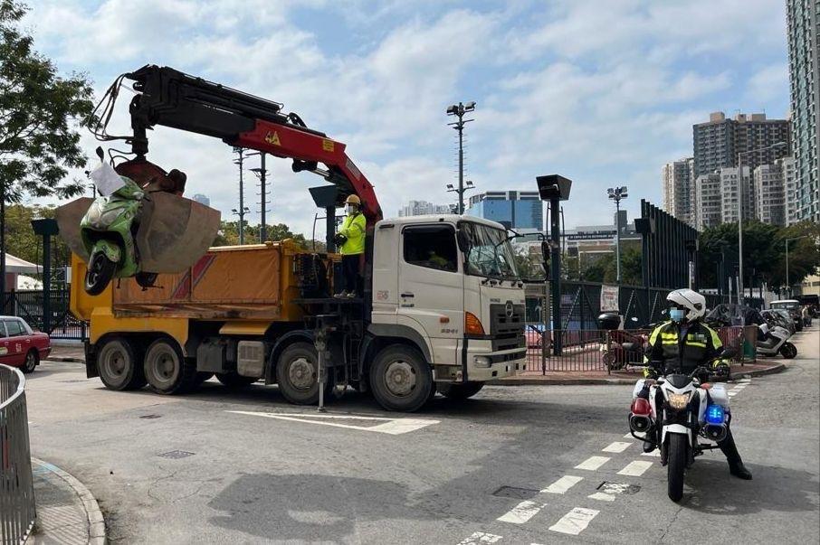 警方九龍城移走14輛棄置電單車