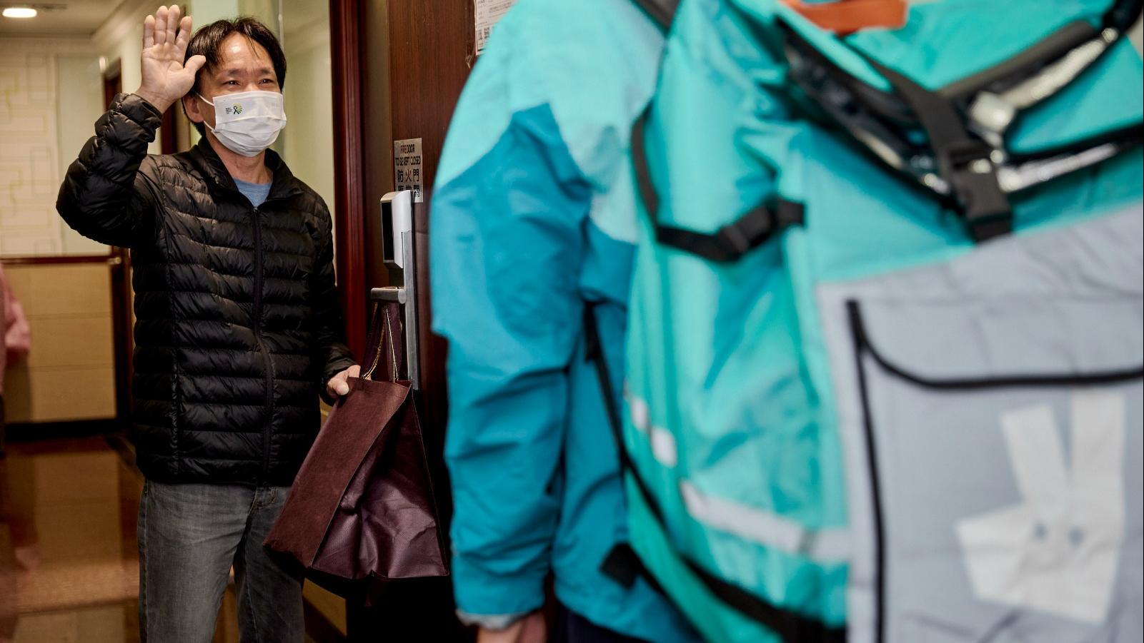 戶戶助人丨Deliveroo與社企尊賢會合作 免費派發600多份抗疫物資予長者