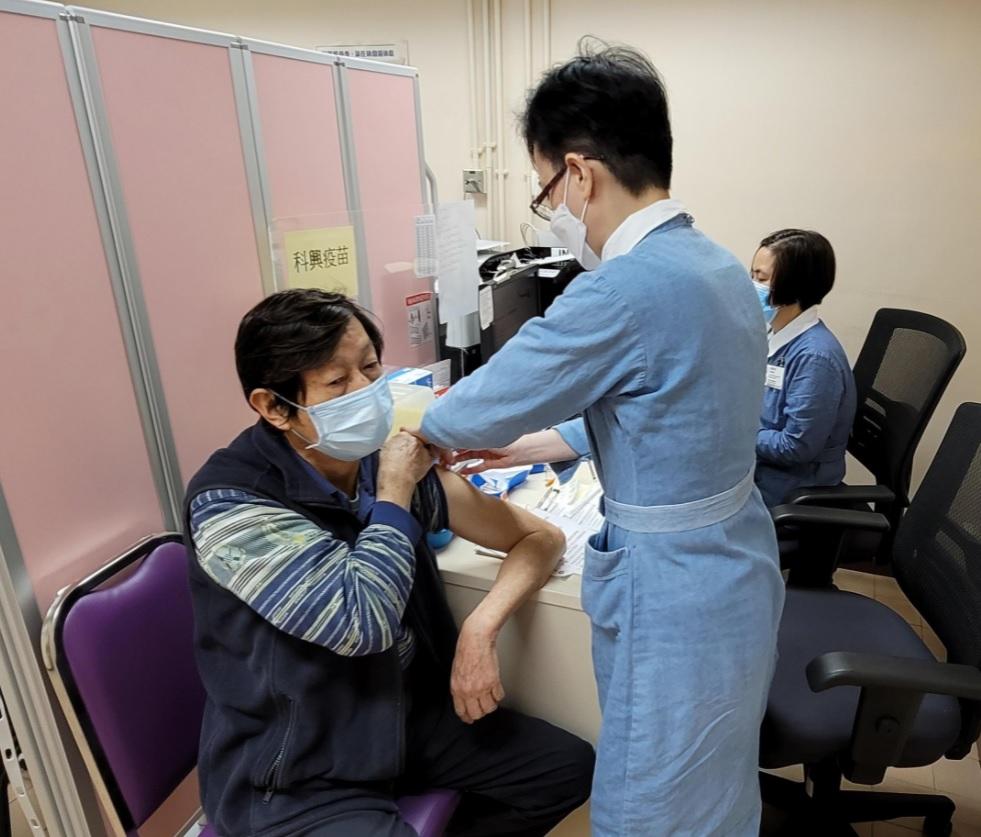 早前將軍澳長者健康中心醫護人員為長者接種新冠疫苗。(資料圖片)