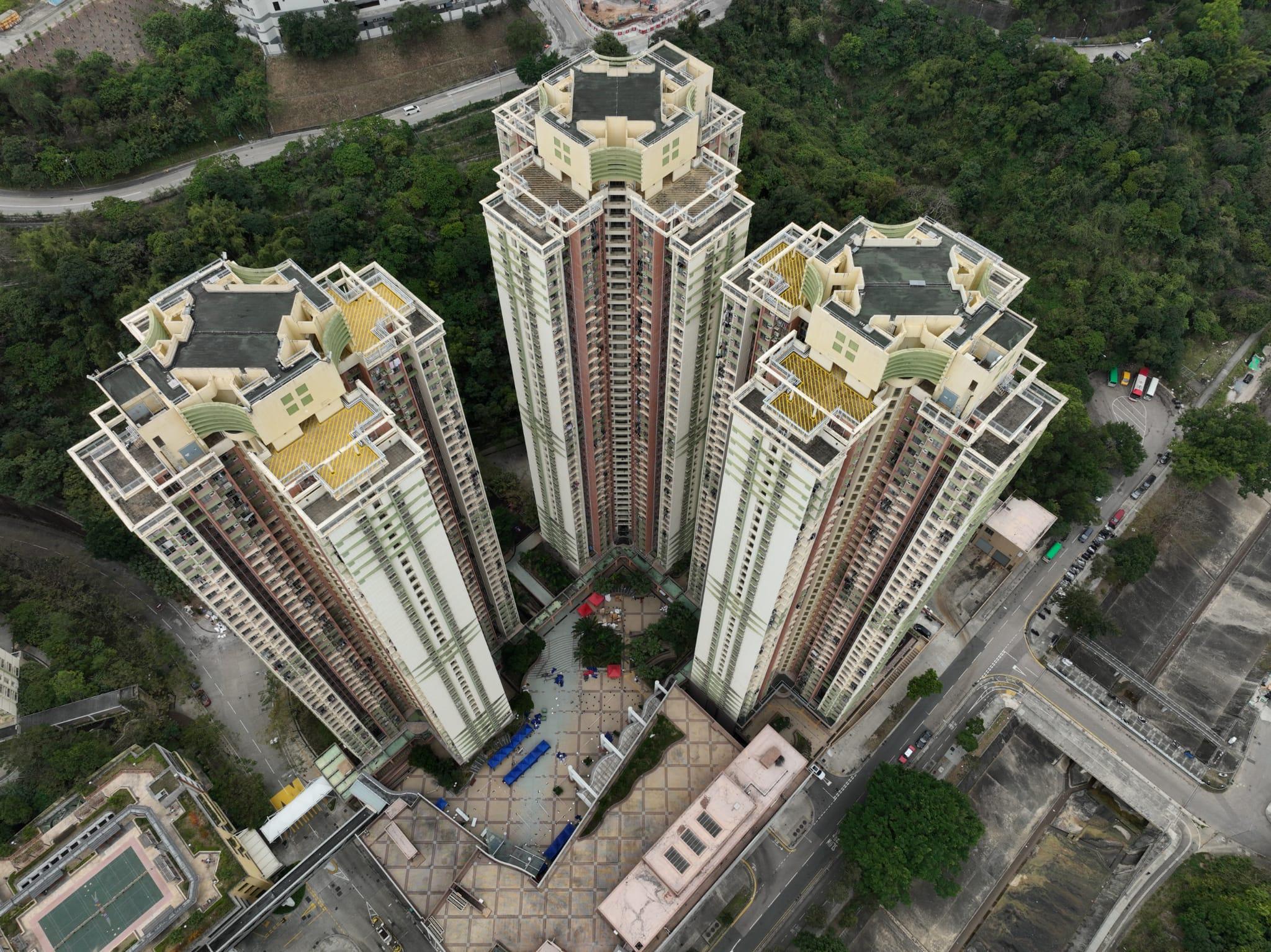 大圍美田邨美景樓及美致樓今早解封。(陳奕釗攝)