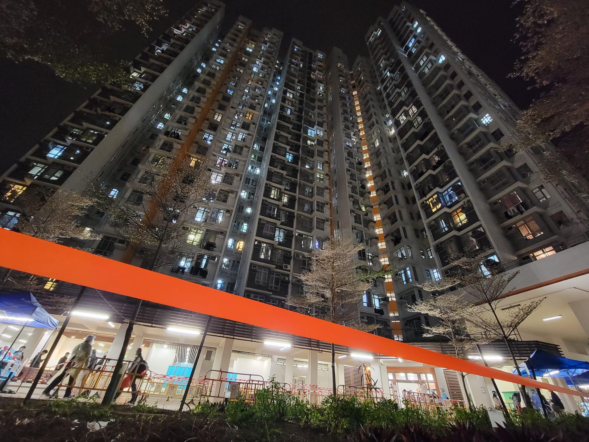 洪水橋洪福邨洪樂樓圍封檢測。(鍾式明攝)