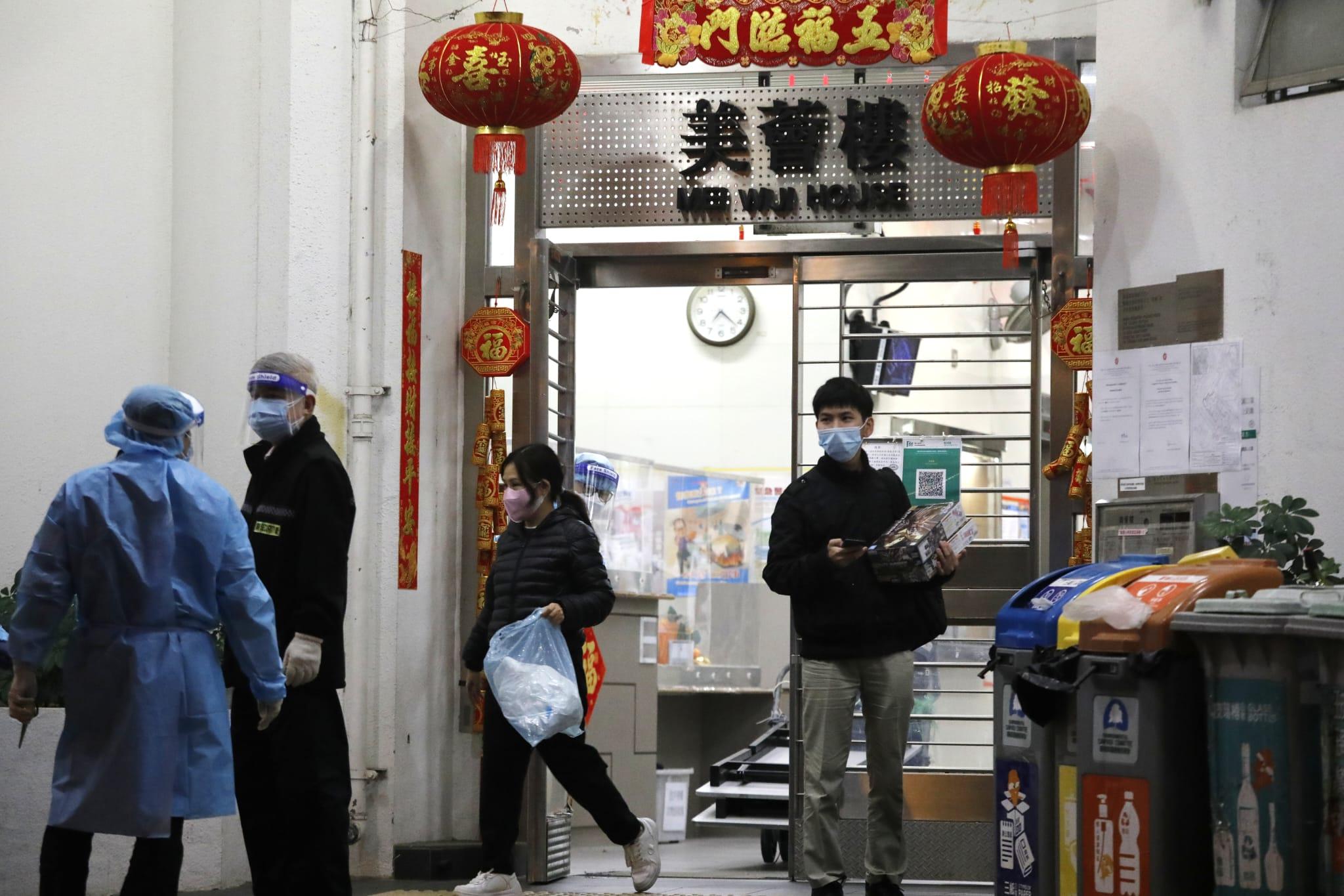 石硤尾邨美薈樓晚上7時圍封。(林俊源攝)