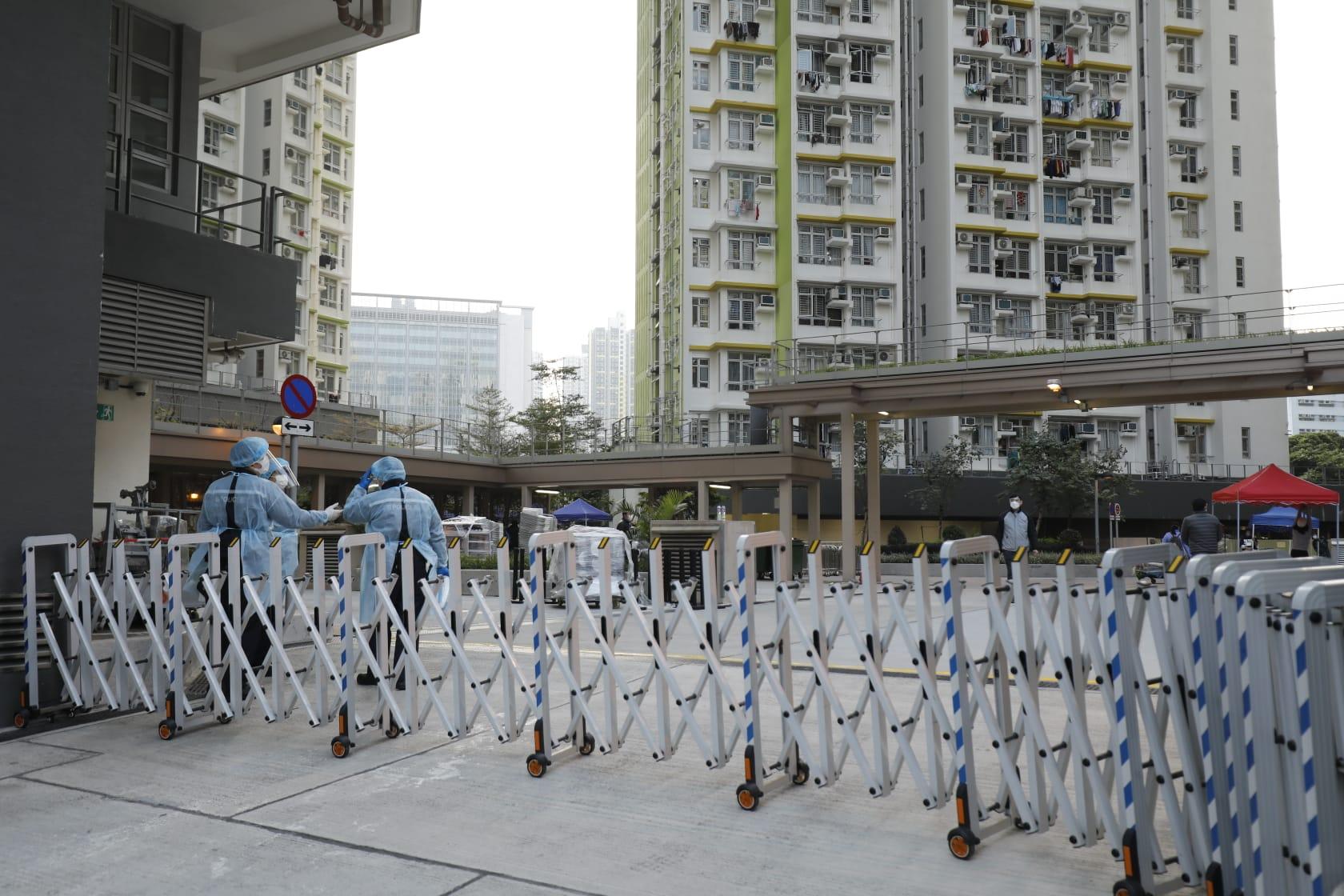 長沙灣麗翠苑麗柏閣圍封檢測。(林俊源攝)