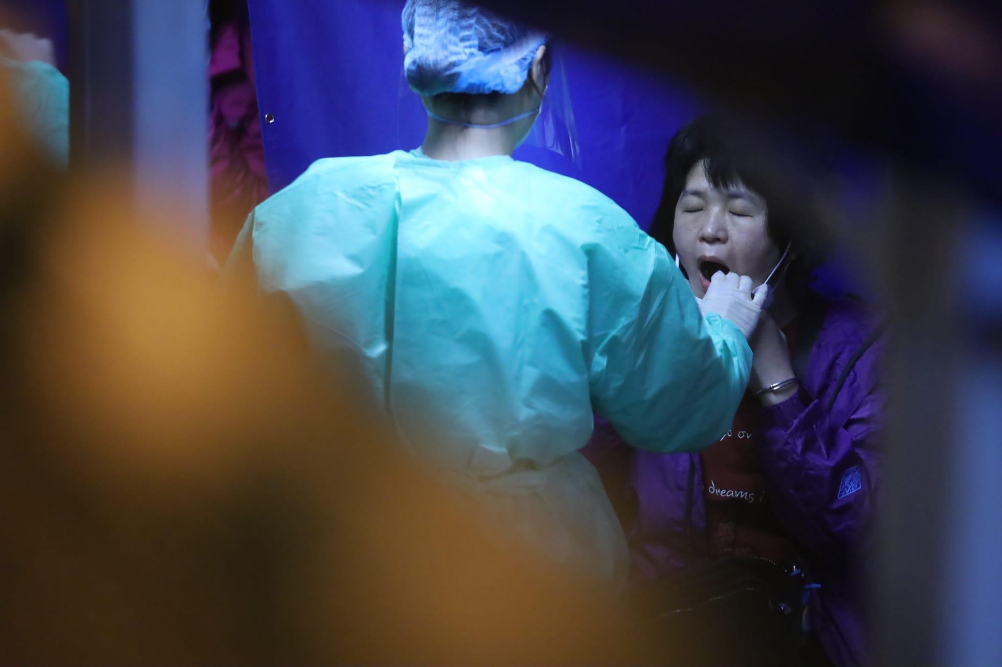 秀茂坪邨秀賢樓居民晚上落樓接受採樣。(鍾式明攝)