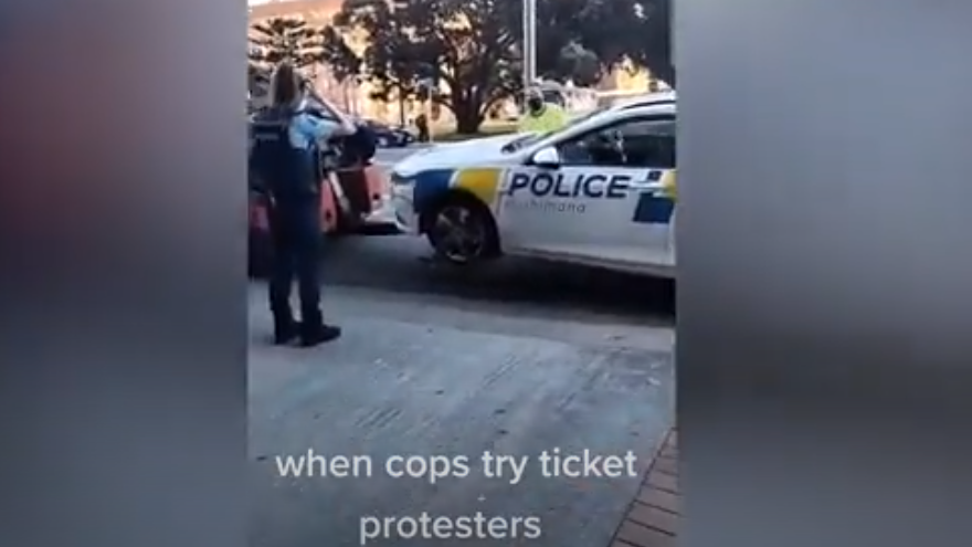 網上流傳新西蘭警車被拖走片段。(互聯網)