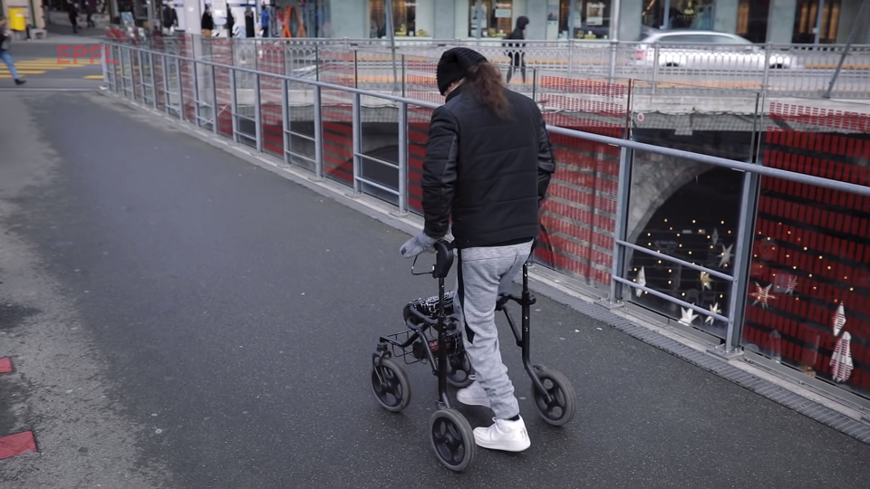 平板電腦操控電極儀器 半身癱瘓9年行得返仲可游水(有片)