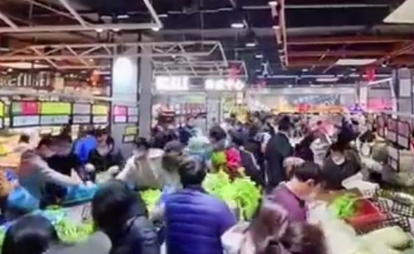 上海分區封控檢測前夕，浦東新區多間超市出現搶購潮。(互聯網)