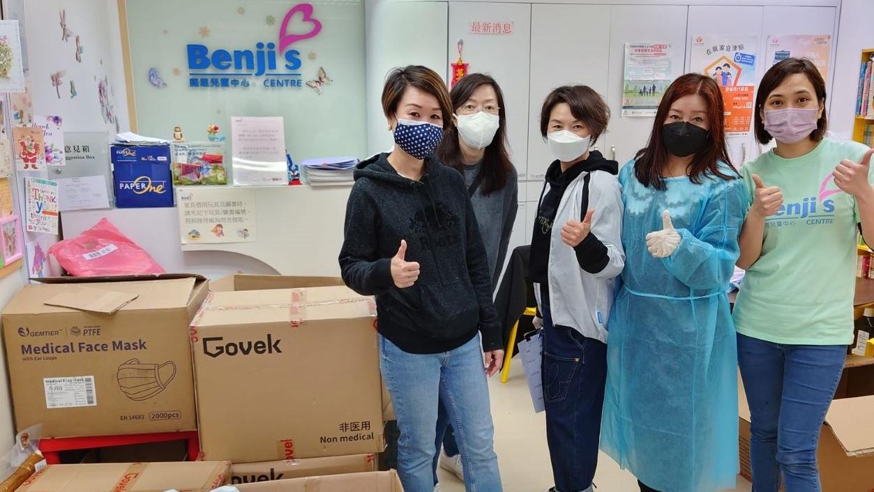 為助低收入家庭度過難關，早前中原慈善基金籌集了約28萬元，捐贈給庭恩兒童中心，而中原義工隊日前更協助中心派發物資。
