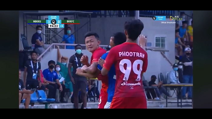 泰國第3級聯賽球員Aitsaret Noichaiboon，比賽末段用手肘襲擊對手並即時領紅牌，事後被球隊解僱。(影片截圖)