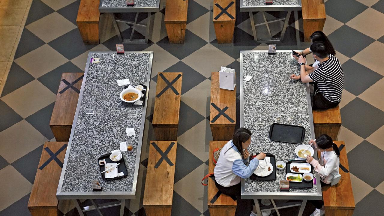 最新抗疫路線圖 暫緩全民檢測 取消禁飛令 3階段放寬限聚 4.21恢復晚市堂食