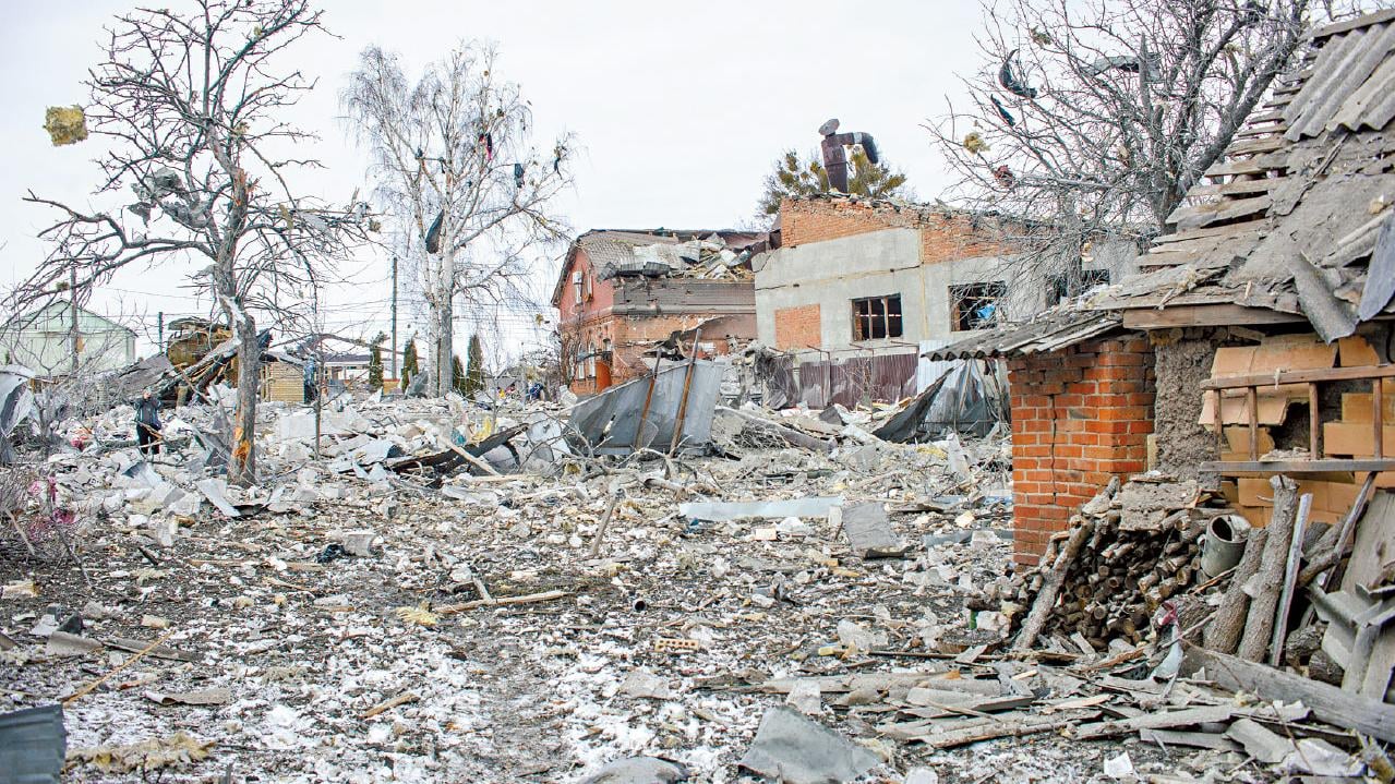令人心酸｜父留守子不捨打鬧 烏國小鎮滿目瘡痍