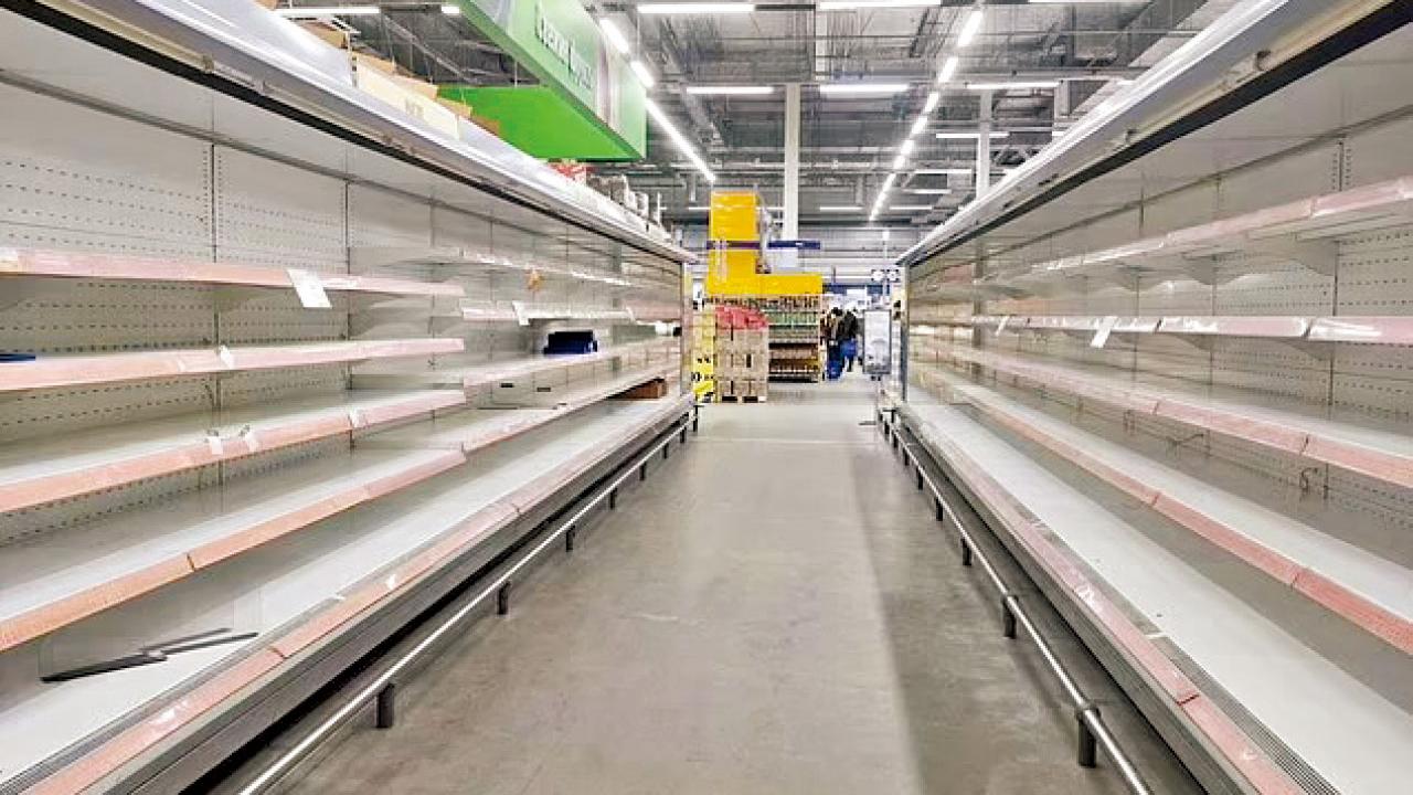 民眾漸嚐戰爭苦果 俄超市貨架清空