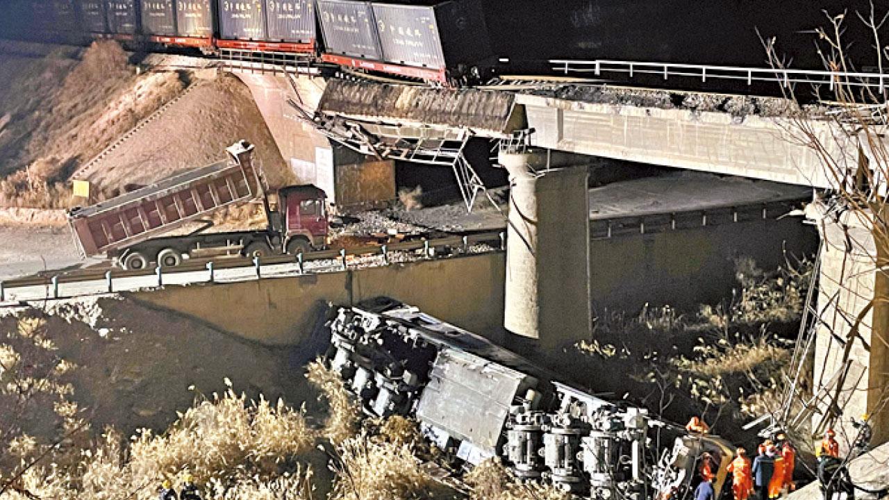 泥頭車撞鐵路橋 甘肅貨運列車墮橋3死