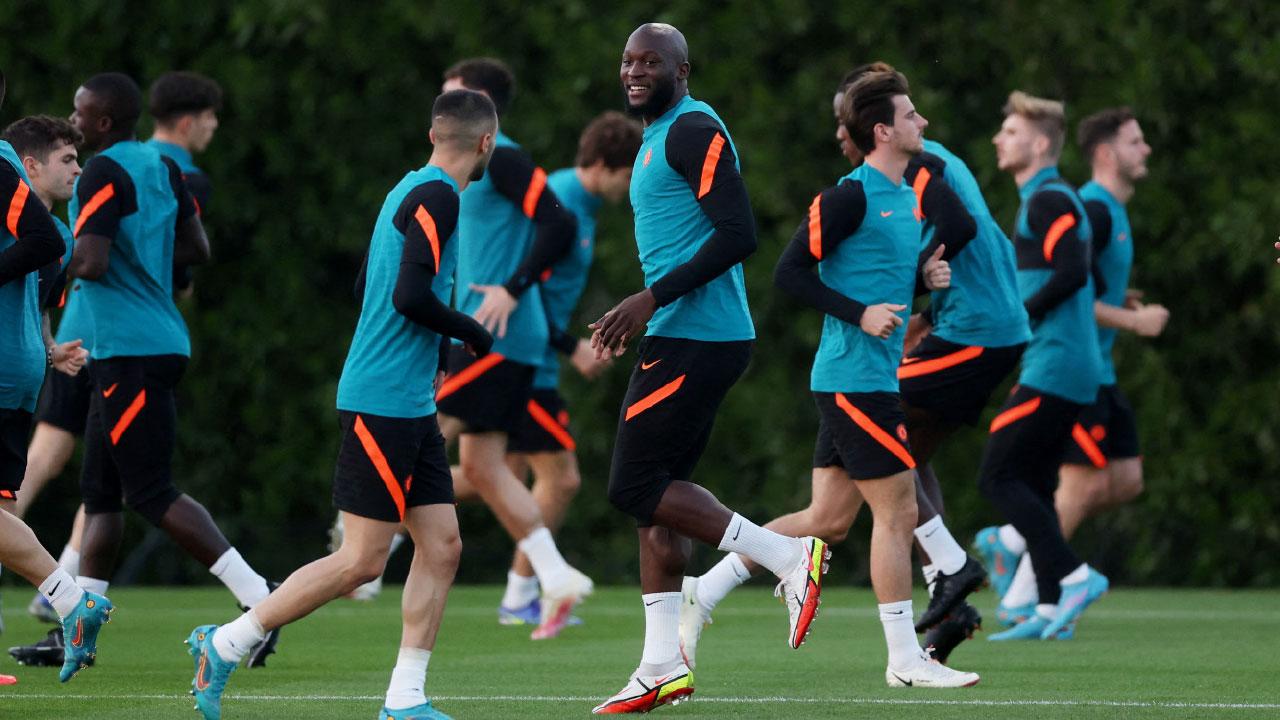 車路士保前三 全力捕「雀」